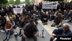 Armenia - Former and current workers of the troubled Nairit chemical plant hold a sit-in in Yerevan, 14May2015.