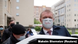 Евгений Ступин по время задержания на пикете в поддержку журналиста Ильи Азара
