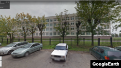 У здания школы в городе Ивантеевка Московской области России.