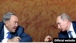 Президент Казахстана Нурсултан Назарбаев (слева) и президент России Владимир Путин на форуме межрегионального сотрудничества. Сочи, 16 сентября 2015 года.