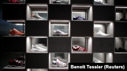 Parisdə mağazada Adidas snikersləri