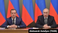 Дмитрий Медведев и Владимир Путин. Архивное фото.