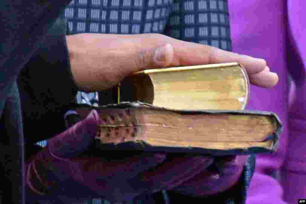U.S. President Barack Obama took the oath of office for a second term with his hand on two Bibles -- the Bible used by former President Abraham Lincoln when he took the oath of office for the first of his two terms in 1861 and the so-called &quot;traveling Bible&quot; used by slain civil rights leader Martin Luther King Jr. (AFP/Jewel Samad)