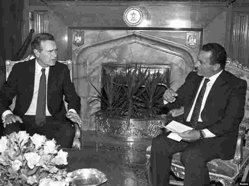 Impreună cu vicepreședintele George Bush la Palatul prezidențial din Cairo în august 1986.