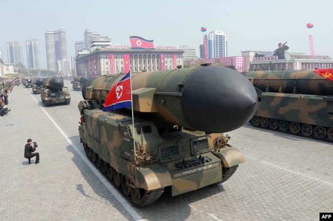Баллистические ракеты на параде в Пхеньяне 15 апреля 2017 года