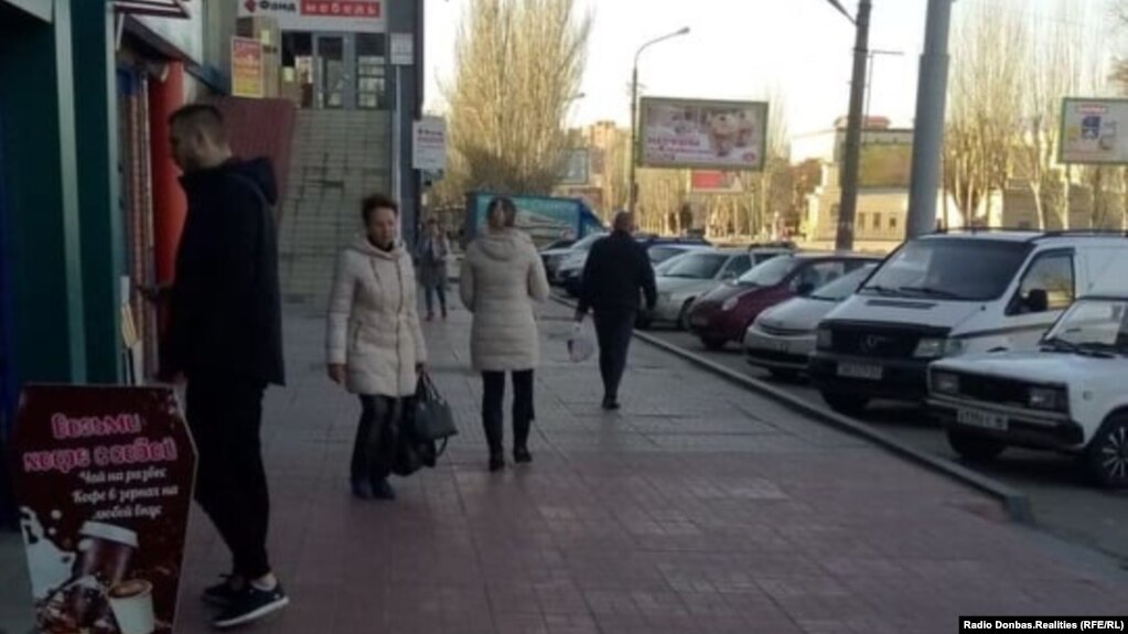 На улицах Луганска. Почти все горожане без масок