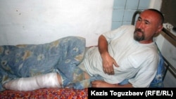 Поэт и диссидент Арон Атабек после ранения в ногу при акции протеста против сноса жилищ жителей поселка Бакай. Алматы, 13 мая 2006 года. 