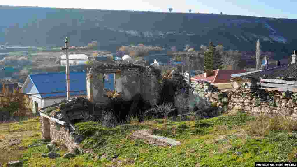 Развалины домов на предгорной окраине села