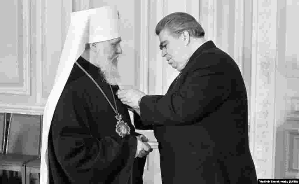 У радянські часи Філарет був однією з найвпливовіших церковних фігур і навіть розглядався як можливий кандидат на патріарха Москви.Голова Президії Верховної Ради УРСР Олексій Ватченко під час вручення ордена Дружби народів тодішньому екзарху України, митрополиту Київському і Галицькому Філарету, відзначеному цією нагородою за діяльність на захист миру. Київ. 23 січня 1979 року