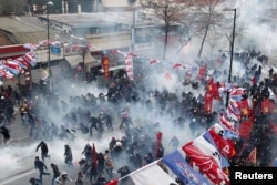 İstanbulda polis aksiyaçılara qarşı gözyaşardıcı qazdan istifadə edir - 2014