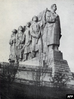 Найбільший у світі пам'ятник Сталіну, 50-метрова масивна статуя з найкрасивішого мармуру була відкрита комуністичним режимом Чехословаччини 1 травня 1955 року. Статуя вагою 17 тисяч тонн (лише ґудзик на шинелі Сталіна, прикрашений серпом і молотом, був завширшки пів метра) зображав радянського лідера попереду ряду робітників. Жартома пражани називали пам'ятник Fronta na maso «черга за м'ясом», оскільки в цей час вони були повсякденною частиною життя в місті. Творець статуї, чеський скульптор Отакар Свец (1892–1955), покінчив життя самогубством за день до відкриття. Після того, як правління Сталіна було засуджено новим радянським лідером Микитою Хрущовим, статуя була знищена за наказом Москви, майже через сім років, у 1962 році.