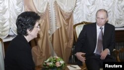 Russian Prime Minister Vladimir Putin (right) with Georgian opposition leader Nino Burjanadze in Moscow on March 4