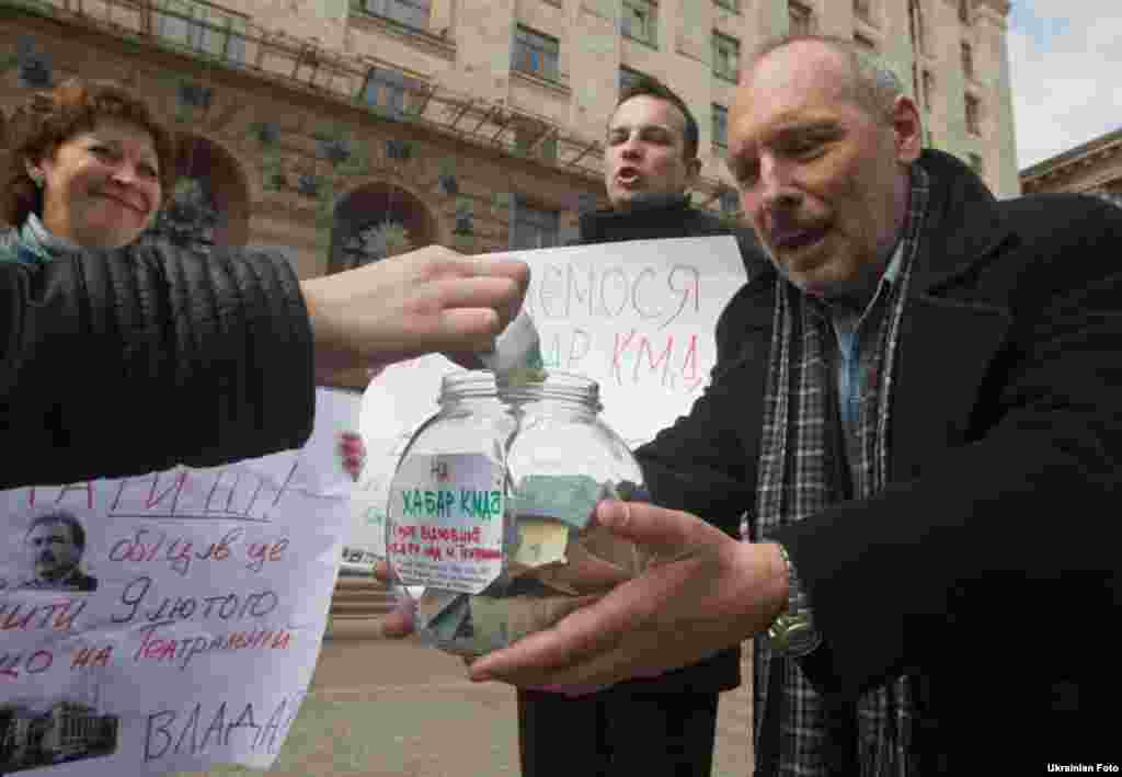 Кияни збирають гроші на «хабар КМДА», щоб зупинити будівництво над станцією метро «Театральна», 14 квітня.