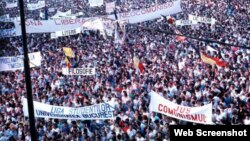 În piața Universității de la București, în anul 1990