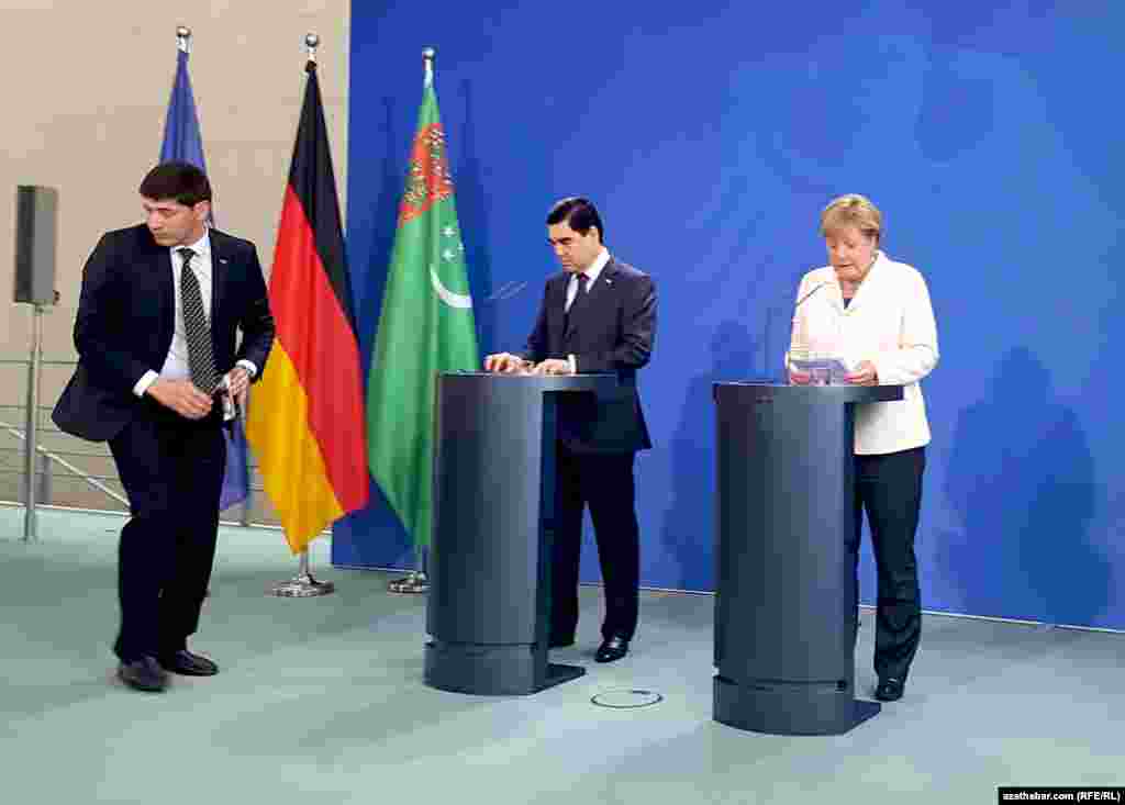 G.Berdimuhamedowyň we Angela Merkeliň bilelikdäki metbugat-konferensiýasynyň başlanan pursady, Berlin, 29-njy awgust, 2016. &nbsp;&nbsp;