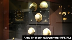 Часть экспонатов выставки «Крым: золото и тайны Черного моря»