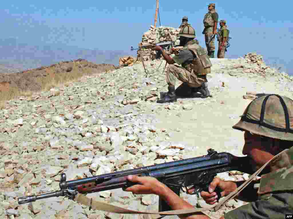 Pakistan -- Pakistani troops hold their positions at check post in Shingwari. Mountains, 21Oct2009 - PAKISTAN : In this handout picture released by Inter Services Public Relations on October 21, 2009, Pakistani troops hold their positions at check post in Shingwari. Mountains, mines and fierce clashes have slowed Pakistan's advance in South Waziristan, where an assault has killed 113 militants but could take longer than expected, officials said.