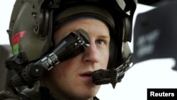 Принцев в британской королевской семье воспитывают как настоящих мужчин. Военный пилот Гарри Виндзор за штурвалом вертолета "Апач". Южный Афганистан, декабрь 2012 года