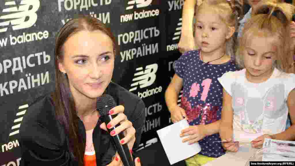 Украинская гимнастка из Крыма Анна Ризатдинова встретилась с поклонниками в Киеве, 2 сентября