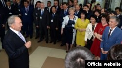Президент Нұрсұлтан Назарбаев Тараз химия-технологиялық колледжі қызметкерлерімен кездесуде. 27 наурыз 2015 жыл. Сурет akorda.kz сайтынан алынды.