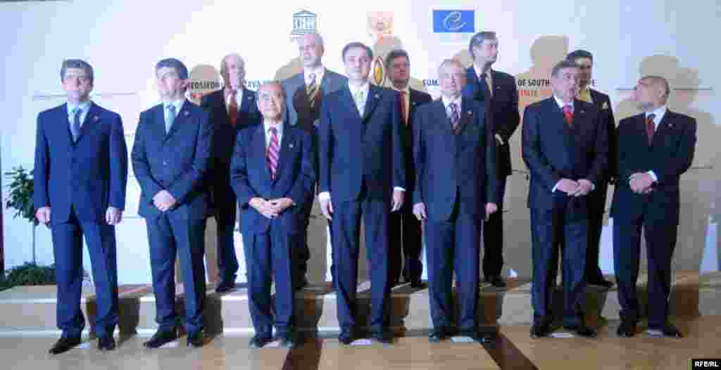 Crna Gora - Balkanski samit - Na Cetinju su se pod pokroviteljstvom UNESCO-a okupili lideri balkanskih zemalja u cilju promocije turizma. Lideri Kosova nisu pozvani. 