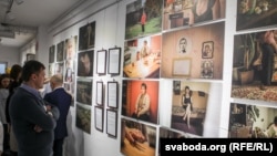 Посетители выставки, посвященной смертной казни в Беларуси.