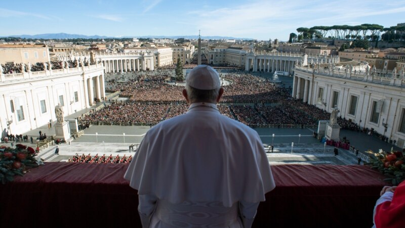 Папа Рымскі спазьніўся на аўдыенцыю, захраснуўшы ў ліфце