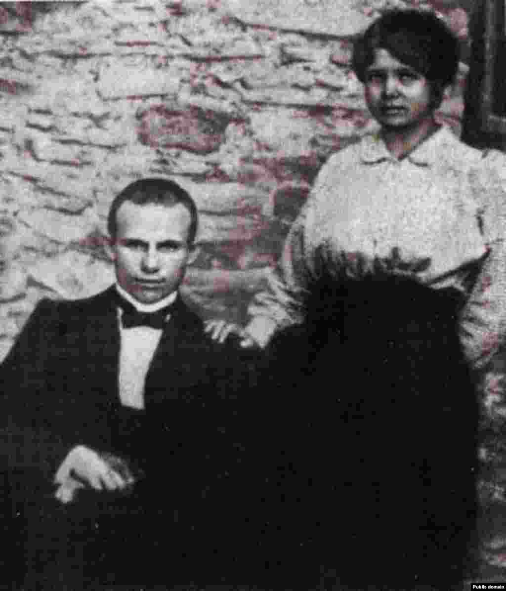 نیکیتا خروشچف و همسر اولش یوفرازیانا در سال ۱۹۱۶. یوفرازیانا بعداً از تیفوس درگذشت. نیکیتا با ارتقا درجه در حزب کمونیست به رهبری اتحاد شوروی رسید.