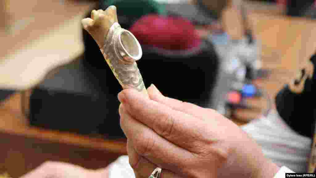 Шумек (трубка, приделанная к люльке, через которую уходит моча грудного ребенка) из кости и серебра.&nbsp;
