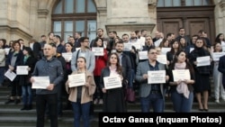 Imagine de la protestul magistraților, în luna martie, pe treptele Tribunalului București, pentru oprirea asaltului asupra Justiției. Între solicitări, încă de atunci, se afla și desființarea Secției Speciale de investigare a magistraților