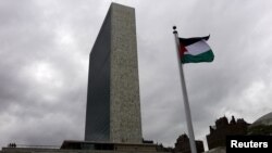 БҰҰ-ның Нью-Йорктегі штаб-пәтері алдына тігілген Палестина туы. АҚШ, 30 қыркүйек 2015 жыл.