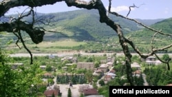 Жители Ленингорского района в большинстве своем говорят, что ставить памятник жертвам грузинской агрессии именно здесь и сейчас – это не лучшая идея