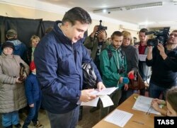 Guvernatorul din Odessa, Miheil Saakașvili, la vot.