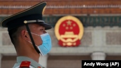 Пекиндегі Халық жиналысы ғимаратының алдында тұрған полицей. 27 мамыр 2020 жыл.