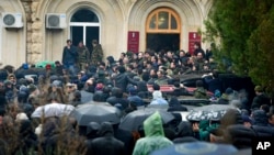 Protesters besiege the offices of the de facto presidential administration on January 9.