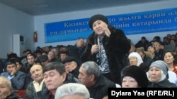 Пенсионерка Гульвира Бектемисова (в центре) на публичных слушаниях, где обсуждается вопрос повышения тарифов на электроэнергию. Шымкент, 15 декабря 2017 года.