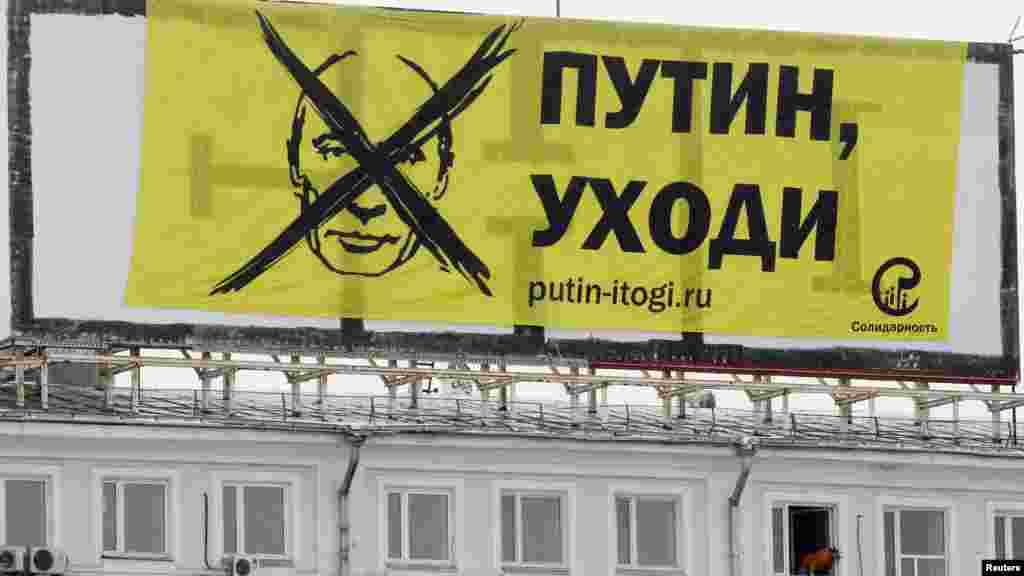 An anti-Putin banner by the Solidarity opposition movement hangs prominently from a building across the Moscow River from the Kremlin. (REUTERS/Denis Sinyakov)