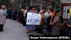 Акция сторонников бывшего мэра Бишкека Албека Ибраимова возле городского суда. 17 сентября 2018 года.