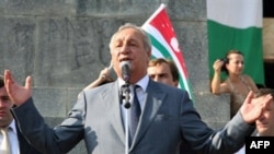 Президент Абхазии Сергей Багапш выступает перед жителями Сухуми. Август 2008