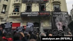 Հազարավոր մարդիկ ոգեկոչում են Հրանտ Դինքի հիշատակը, Ստամբուլ, 19-ը հունվարի, 2019թ.