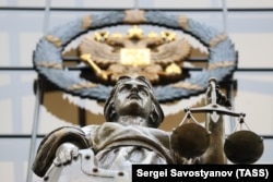 Скульптура Фемиды у здания Верховного суда России
