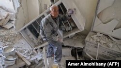 Старик на развалинах жилого дома в Восточной Гуте