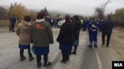Архива - Работниците од „Фени“ протестираат против стечај - го блокираа магистралниот Градско-Прилеп. 09.11.2017 