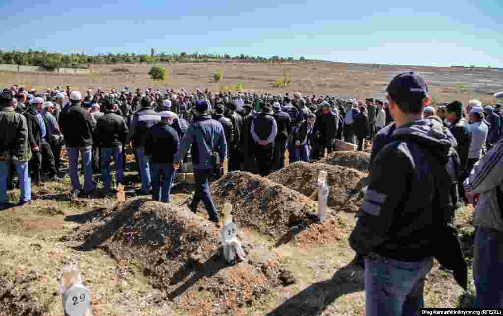 Elâk olğanlarnı añmaq içün Qırımnıñ çeşit köşelerinden qırımtatarlar keldiler