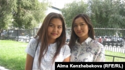 Студентки КазГАСА Аруна Куттыбек (слева) и Бибинур Берекеткызы. Алматы, 20 сентября 2015 года.