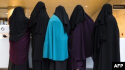Žene sa prekrivenim licem u posjeti holandskom Senatu u Hagu u novembru 2016. 