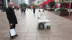 Китайський патрульний дрон, який сканує обличчя перехожих, Шанхай, лютий 2020 року