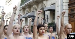 Один из последних "протестов" Femen в Париже. Апрель 2014 года