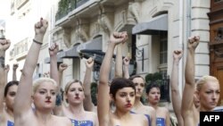 "Epidemia fascistă" - protest al activistelor FEMEN la Paris, 22 aprilie 2014