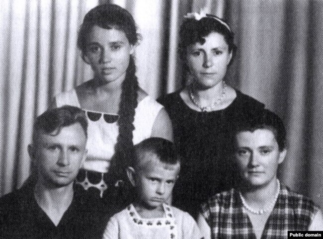 Figlie di Todar Klyesthorny: sopra, Maya e Valya, sotto - Tadiana con suo marito e suo figlio